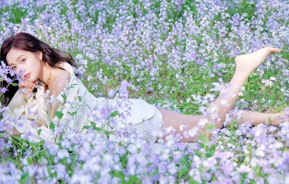 吴宣仪大片曝光美腿!