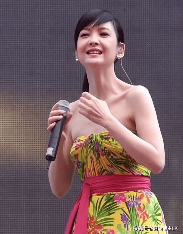 56岁周慧敏是倒着长的吗?穿印花裙比少女还嫩,说她25岁我都信!