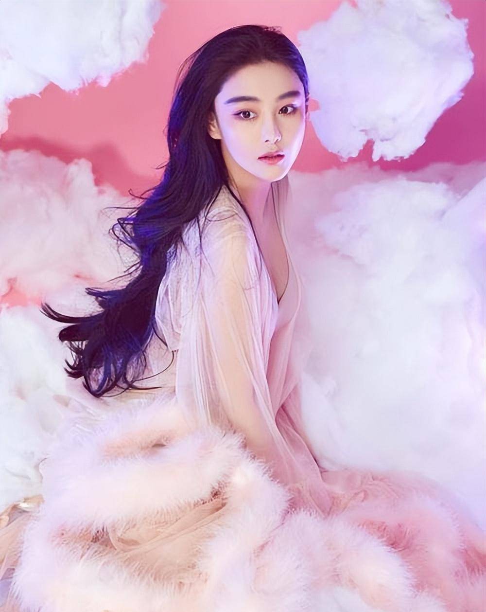 张馨予穿闪片粉裙美丽迷人,蜷缩在沙发上摆拍轻松惬意_时尚_裙子_粉色