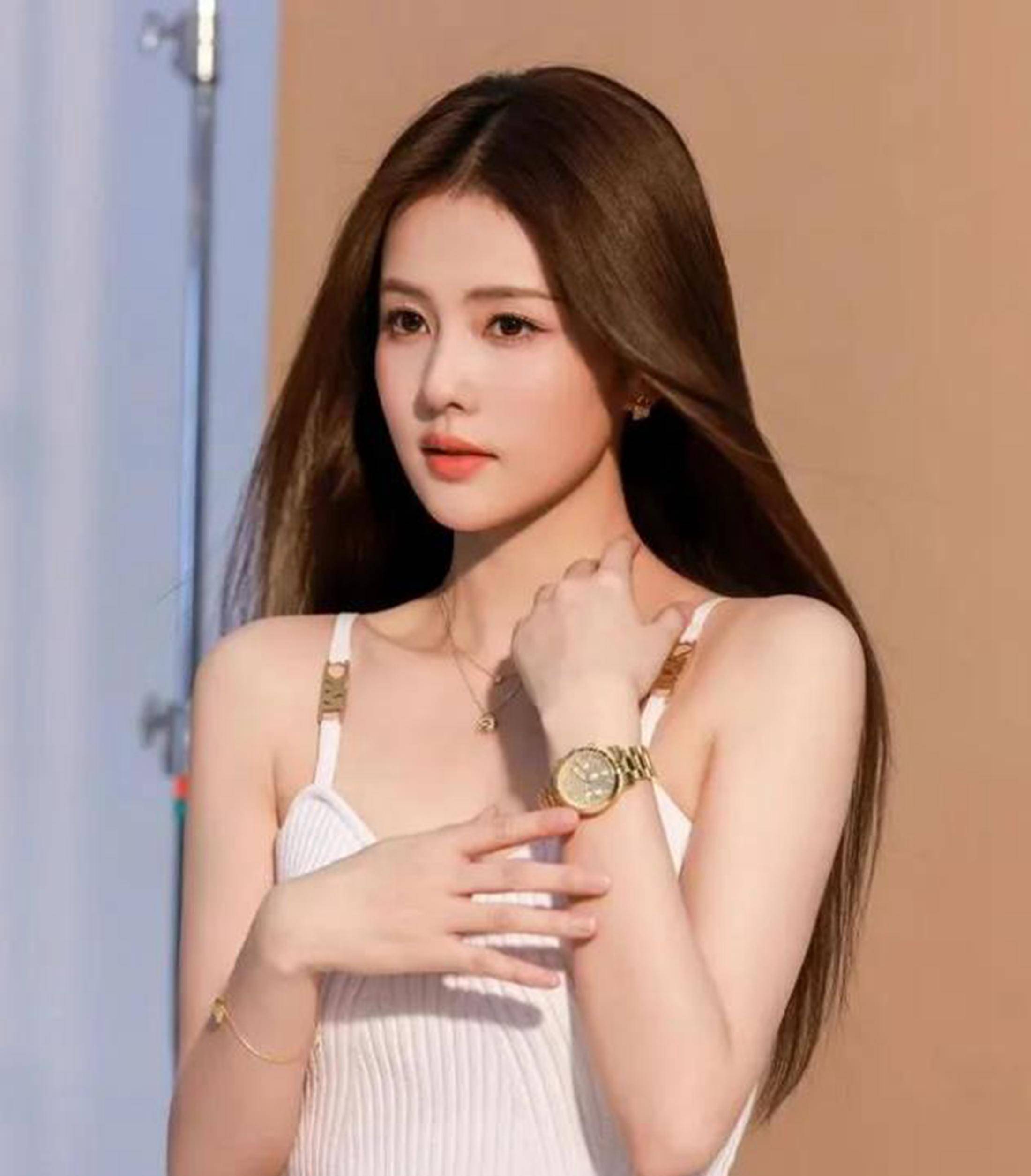 让我们一起欣赏白鹿的这张照片,感受她的时尚魅力和完美曲线给我们