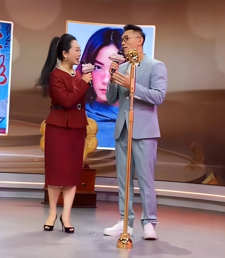 李敏:山东卫视前一姐,退休多年之后再次复出录2024元旦特别节目_擂台