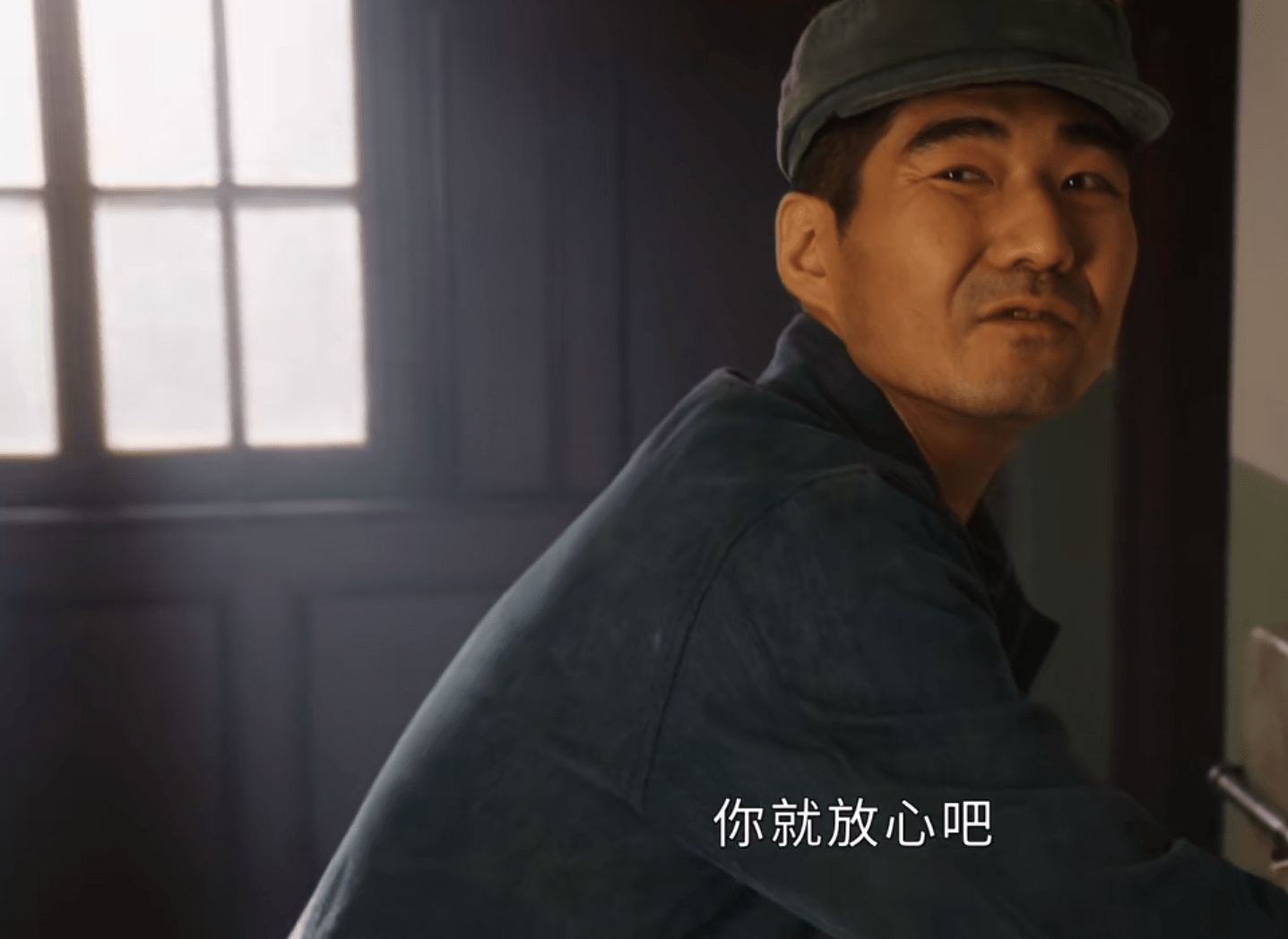 频繁出入的水电工刘四毛(周翔 饰),虽然面相上看着老实,但眼神飘忽不