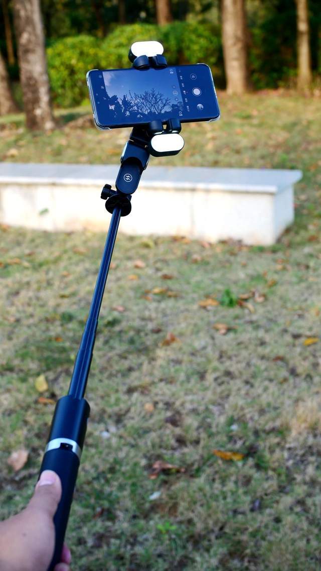 带稳定器的防抖自拍杆,支持AI人脸追踪:奥川M2 PRO体验