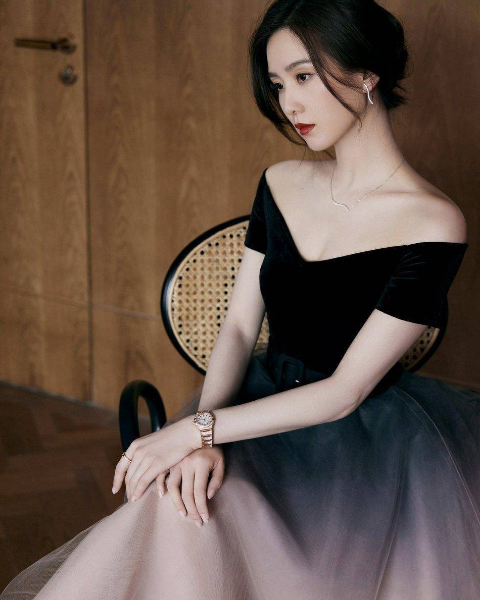 刘诗诗身穿打孔西装,气质优雅迷人,就像名媛和淑女一样_白色_显得