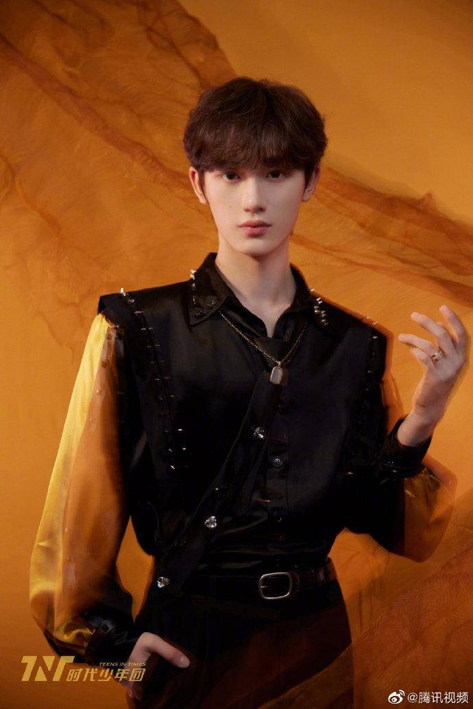 1图:赵露思 杨幂 杨紫 龚俊 王鹤棣 王一博 张艺兴 任嘉伦 蔡徐坤