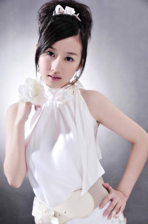 2007年,刘美含在与廖景萱,孙圳,黄安仪合作主演的少女魔幻剧《巴啦啦