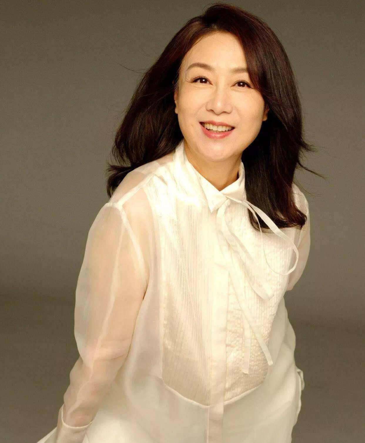 吴玉芳越老越优雅,穿衣极简却高级有品位,60岁状态不见岁月感_衣服