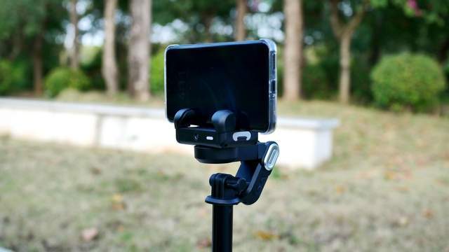 带稳定器的防抖自拍杆,支持AI人脸追踪:奥川M2 PRO体验