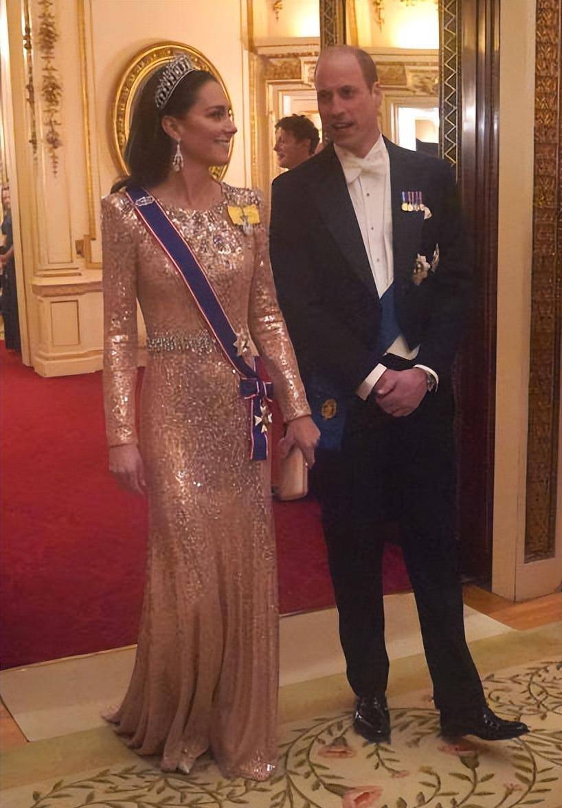 穿金色礼服裙戴珍珠泪皇冠,这回放大招_卡米拉_梅根_王冠