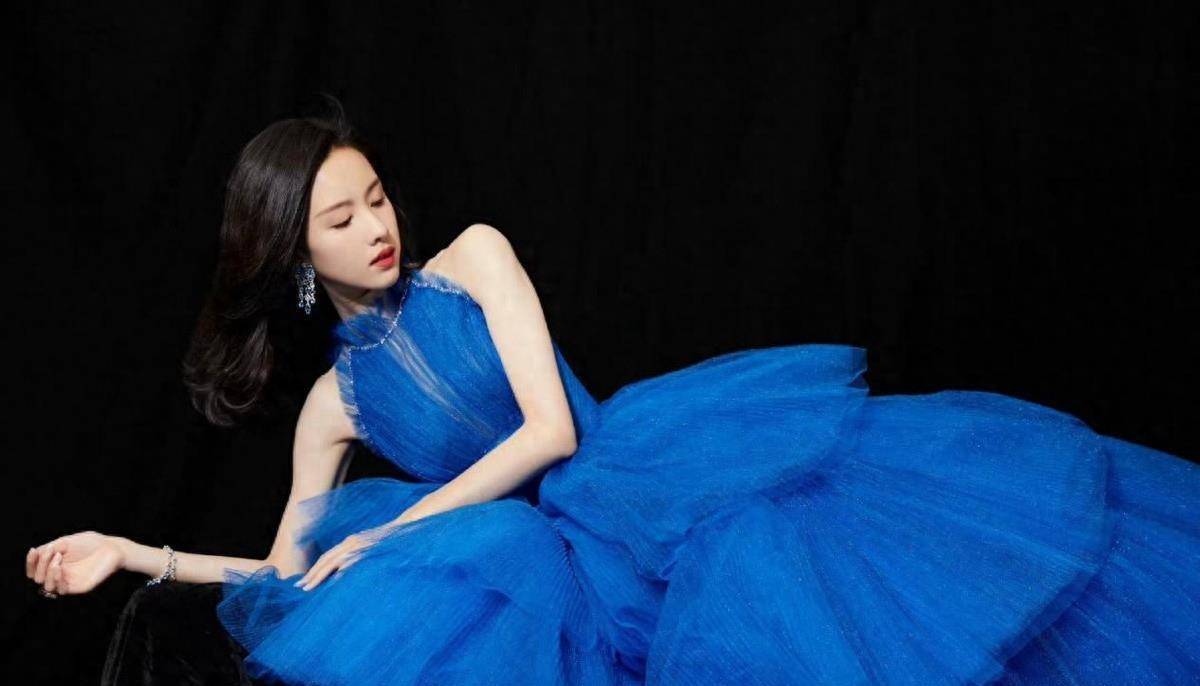 吴宣仪选择了一件亮黄色的连衣裙,其中,八女明星的造型更是引人注目.