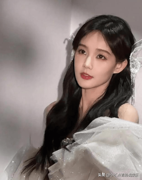 因为"开大奔闯进故宫"被送上了热搜,如今她靠《狂飙》成功翻身_李一桐