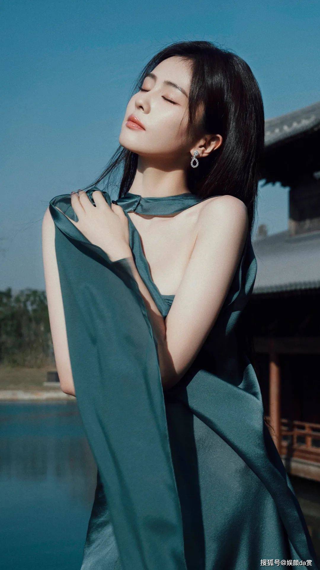 【白鹿写真】墨绿抹胸长裙,丝滑雅致,智族gq moty年度人物盛典_古镇