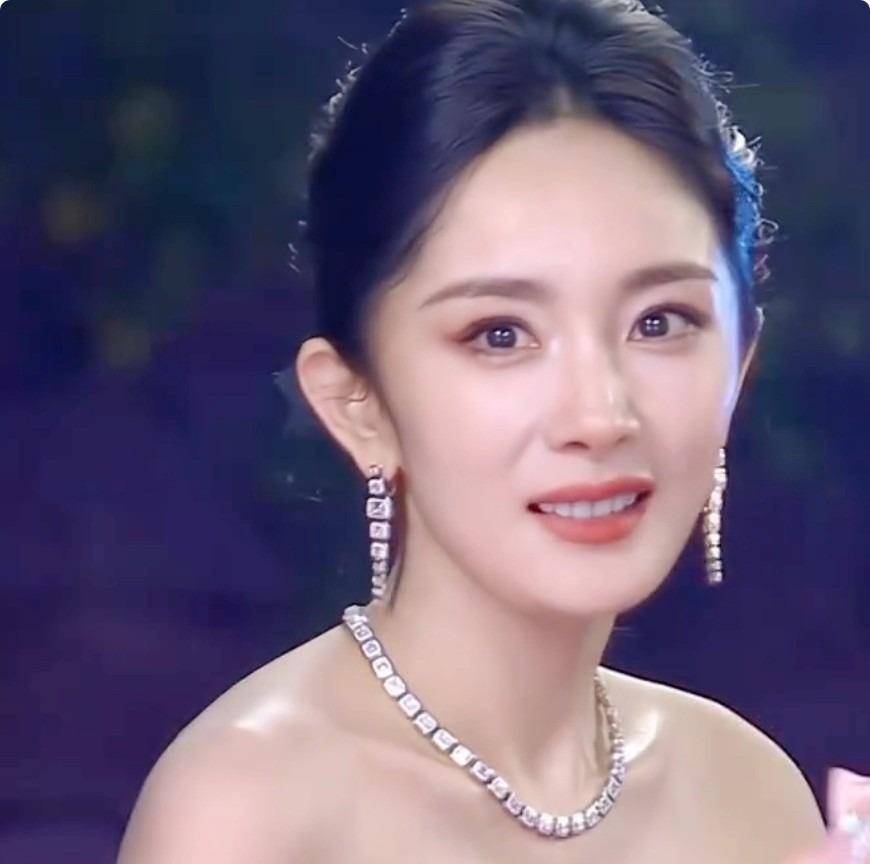 当37岁杨幂和35岁倪妮坐一起,一个美如新娘,一个像陪嫁丫鬟_裙子_造型