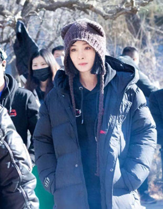 杨幂新电影开机,穿北电羽绒服低调现身,笑容僵硬山根显粗_造型_帽子