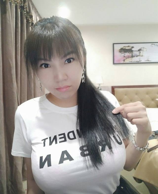 称"只要和平不要统一是双面人"的台湾女星刘乐妍:大胸就不能当中国人?