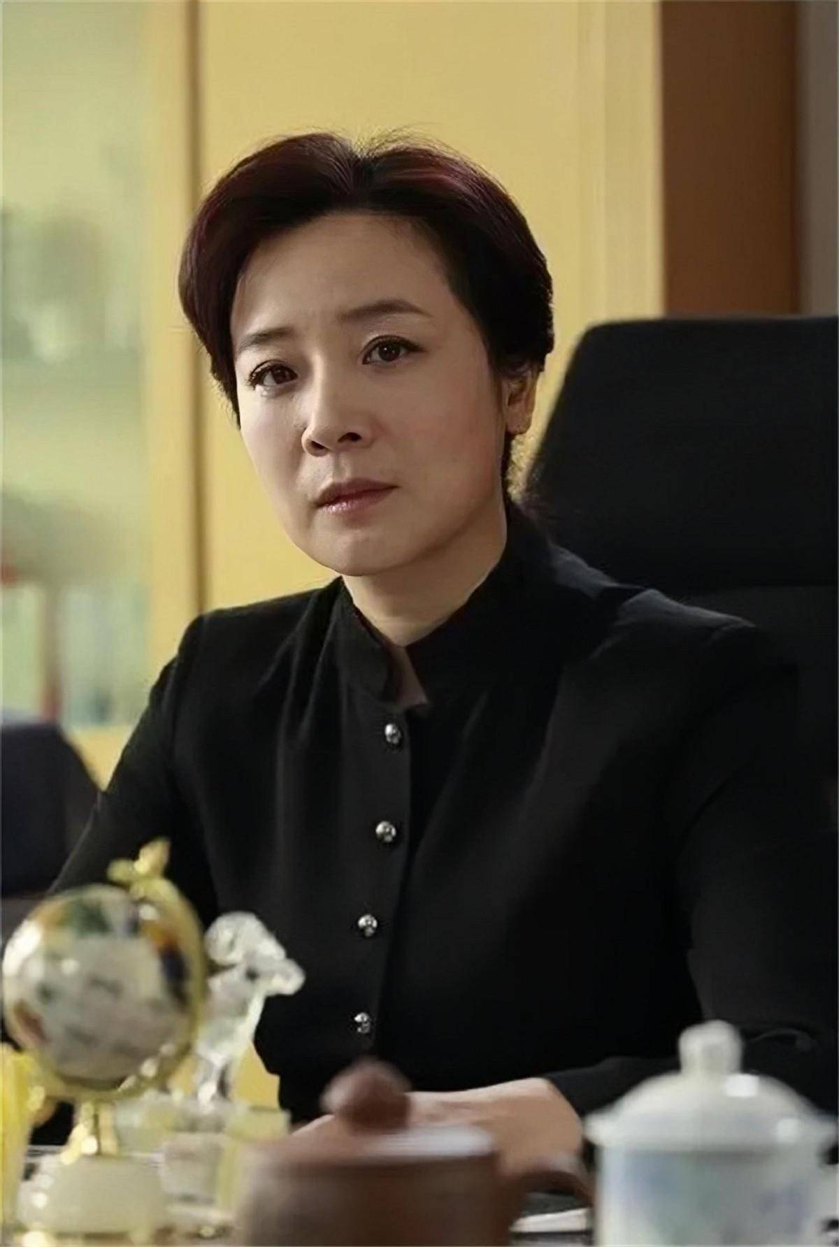 著名导演刘惠宁:娶大3岁陈小艺,女子屡传绯闻,坐轮椅也不分手_川剧