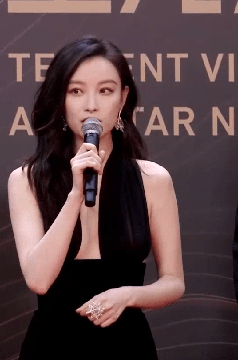 星光红毯尴尬瞬间,女星平地摔大秀事业线,倪妮周雨彤撞衫撞发型_礼服