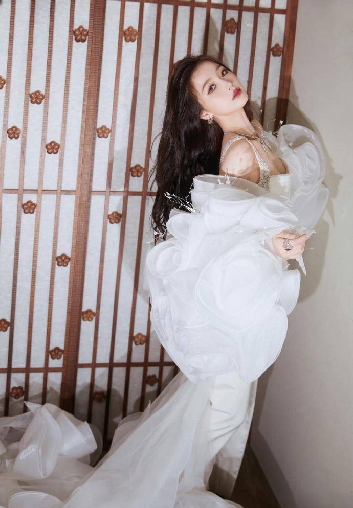 虞书欣在至座gq盛典上身穿纯白礼服,设计贴合身材,展现完美曲线_活动