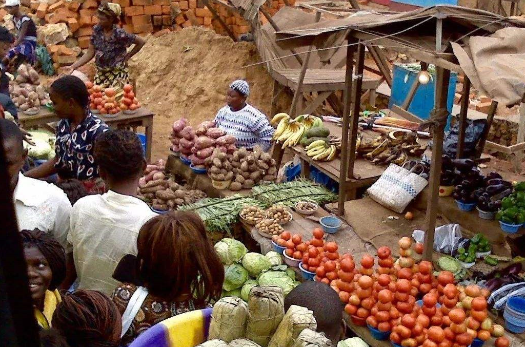 谁说非洲人缺食物?看了他们的菜市场,才知道缺的是一位大厨!