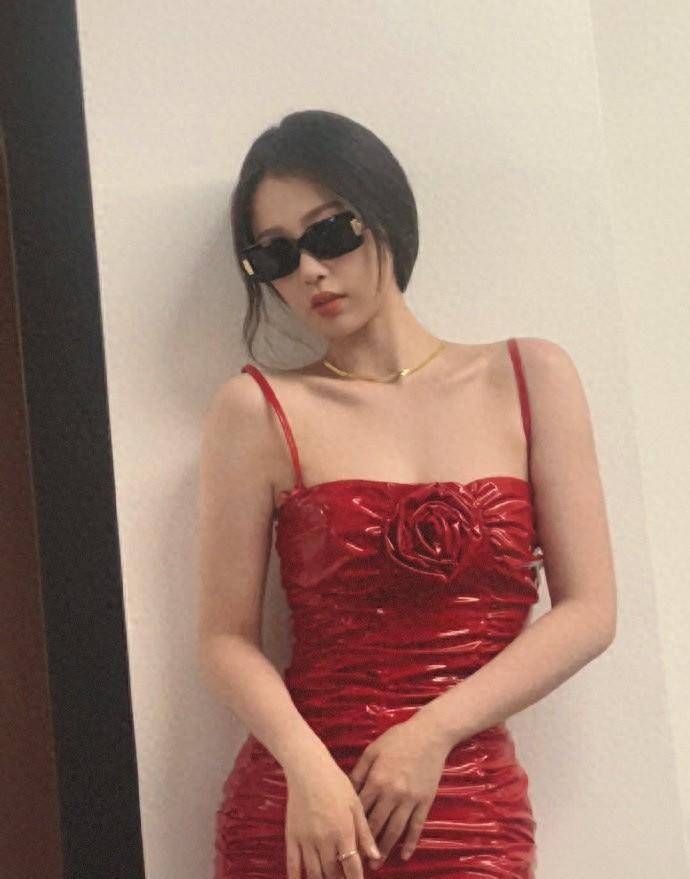 虞书欣着红色玫瑰吊带裙性感火辣 戴墨镜酷劲儿十足_魅力_吊袜带_专业