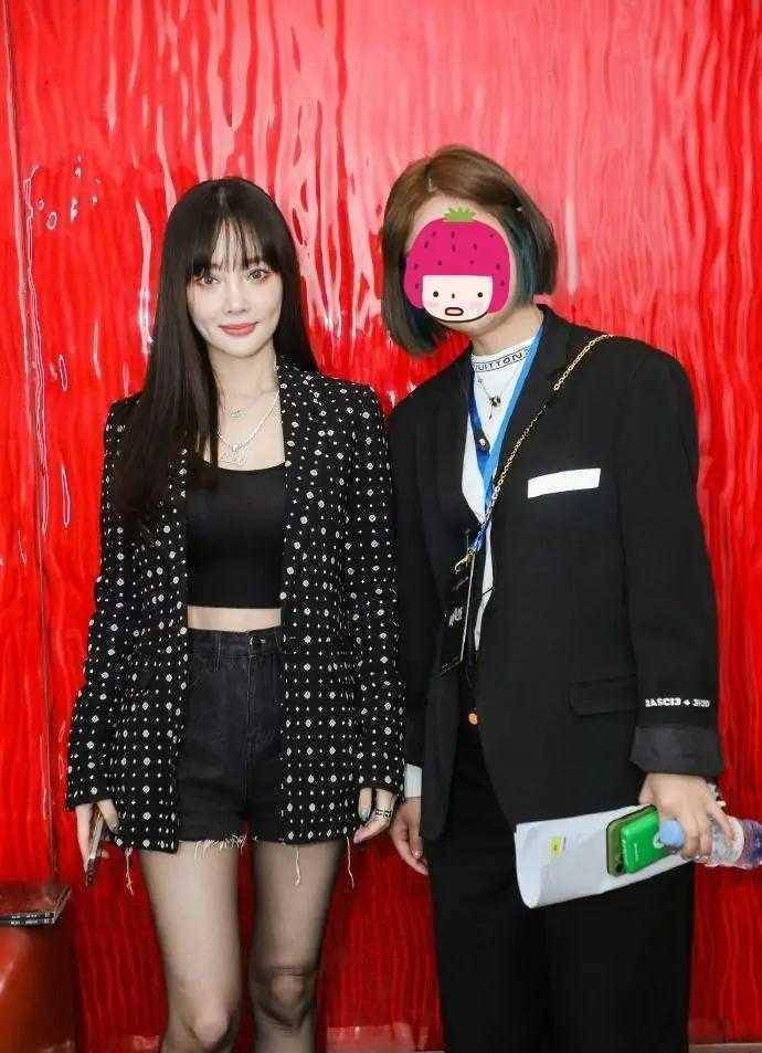 "单身"的李小璐风格大变,运动内衣直接配西装,都不像生过孩子_时尚