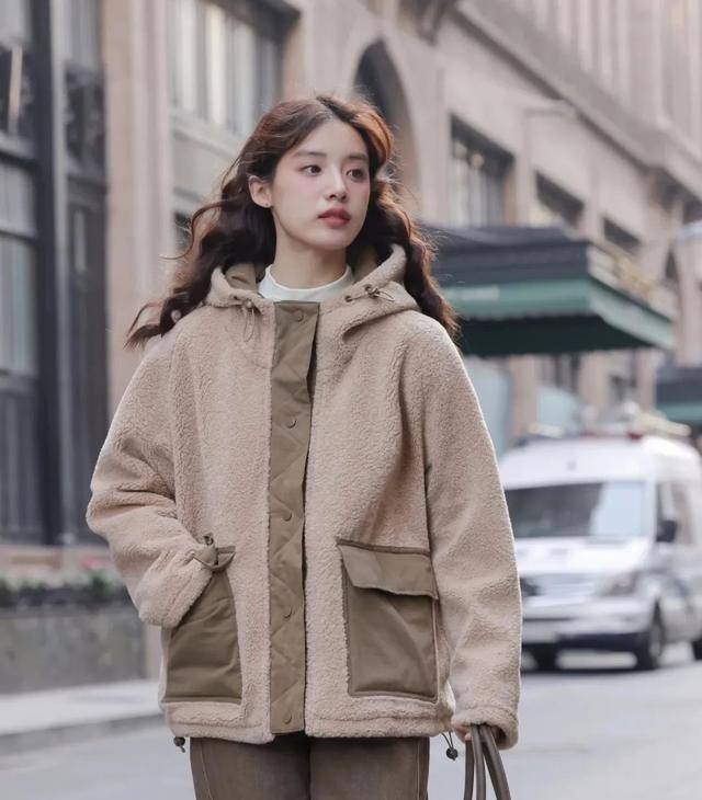 可爱的羊羔绒外套谁不喜欢?学会这几种搭配方式,保准少女味十足