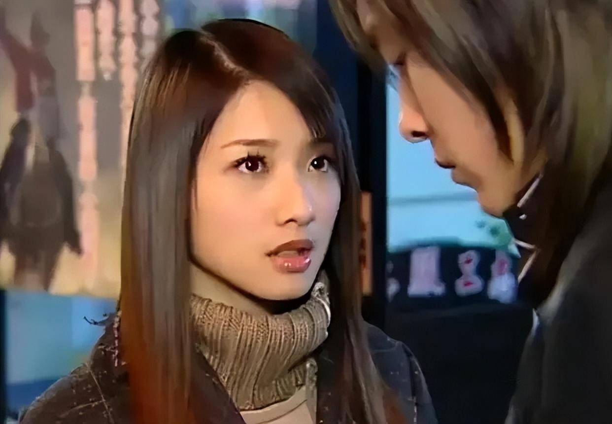 2001年,许玮伦凭借出演《流星花园》中的阿香一角而被大众熟知.