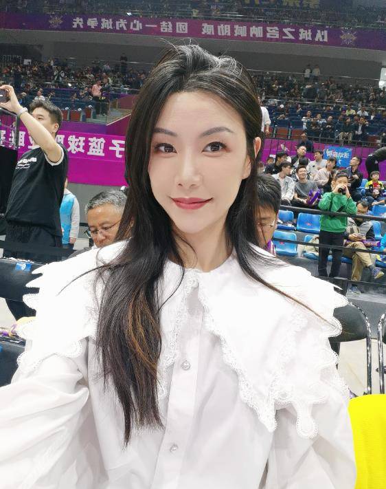 女篮许诺近况:退役后越来越美,既是网红也是老师,36岁单身不急_人气