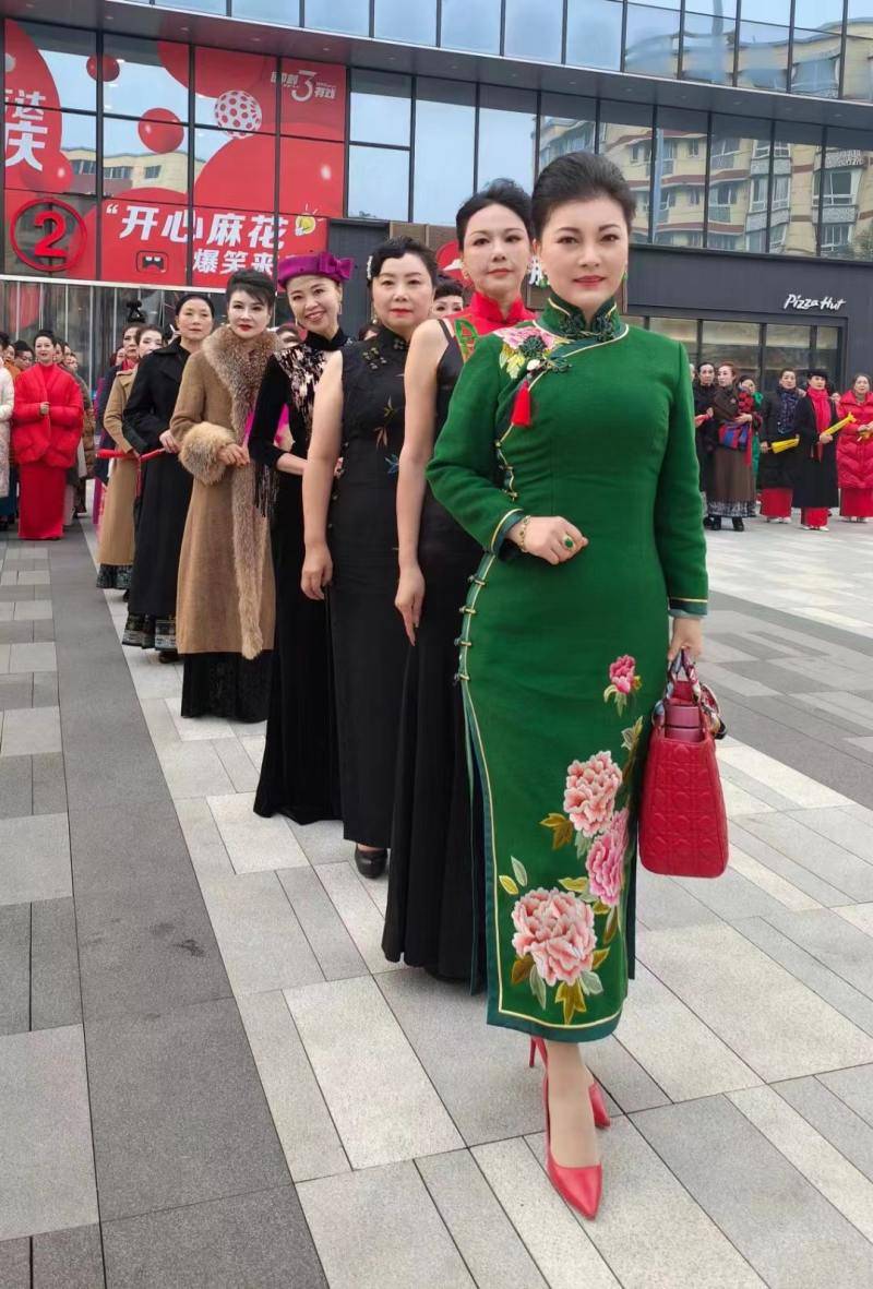 中国旗袍协会全球国服旗袍文化传播大使,四川旗袍联盟首席高级顾问