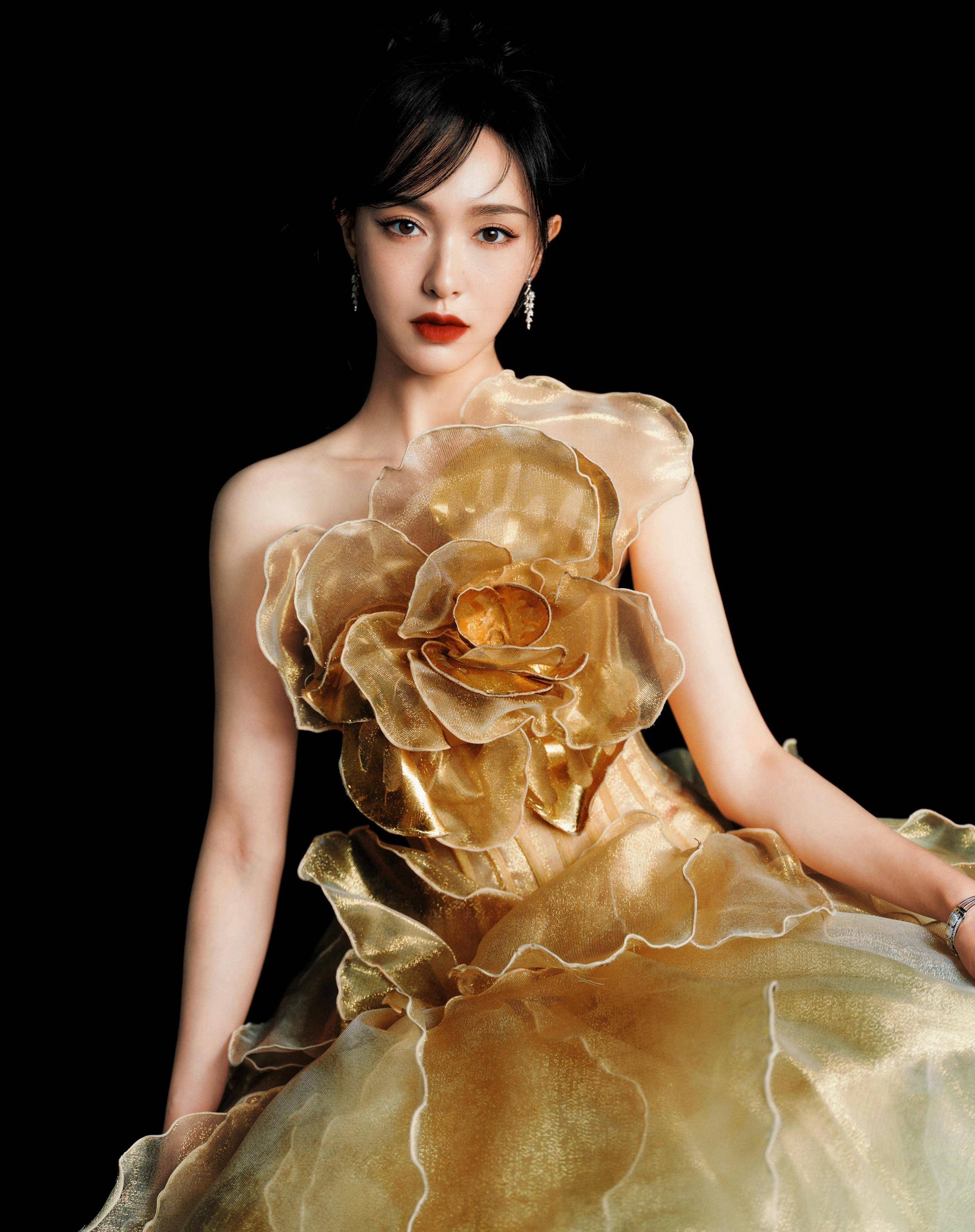 唐嫣星光大赏造型图,繁花盛开,流光溢彩,坐等红毯大杀四方!