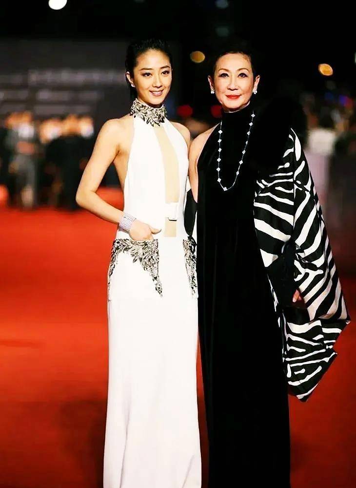 72岁的施南生身姿轻盈,穿旗袍配短发飒爽大气,完全看不出年龄_推移