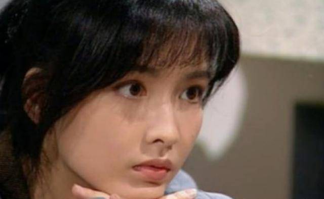 被称为香港"玉女,怕变老不晒太阳不生子,今53岁美的捏出水_周慧敏