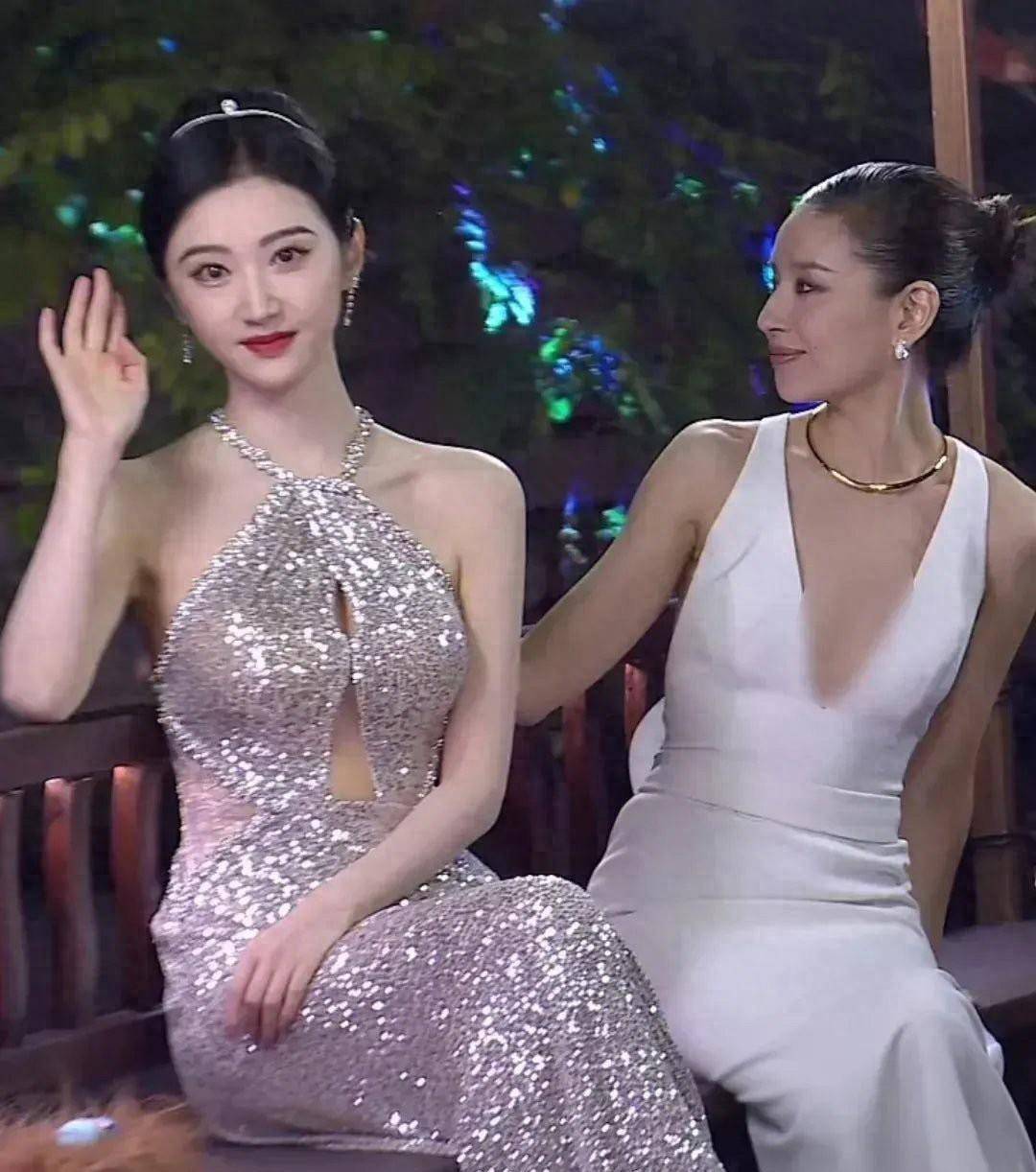 景甜又美出圈了,穿亮片挂脖裙端庄贵气,同框朱珠,董洁也不输_肤色