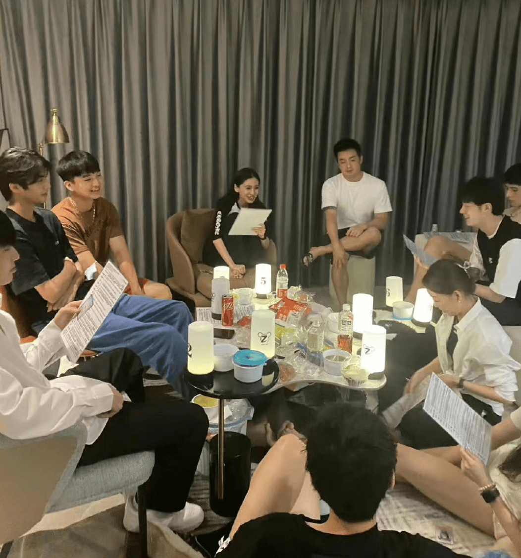 杨颖被拍到盘腿抽烟,网友这次却很心疼她_影片_画面_桂纶镁