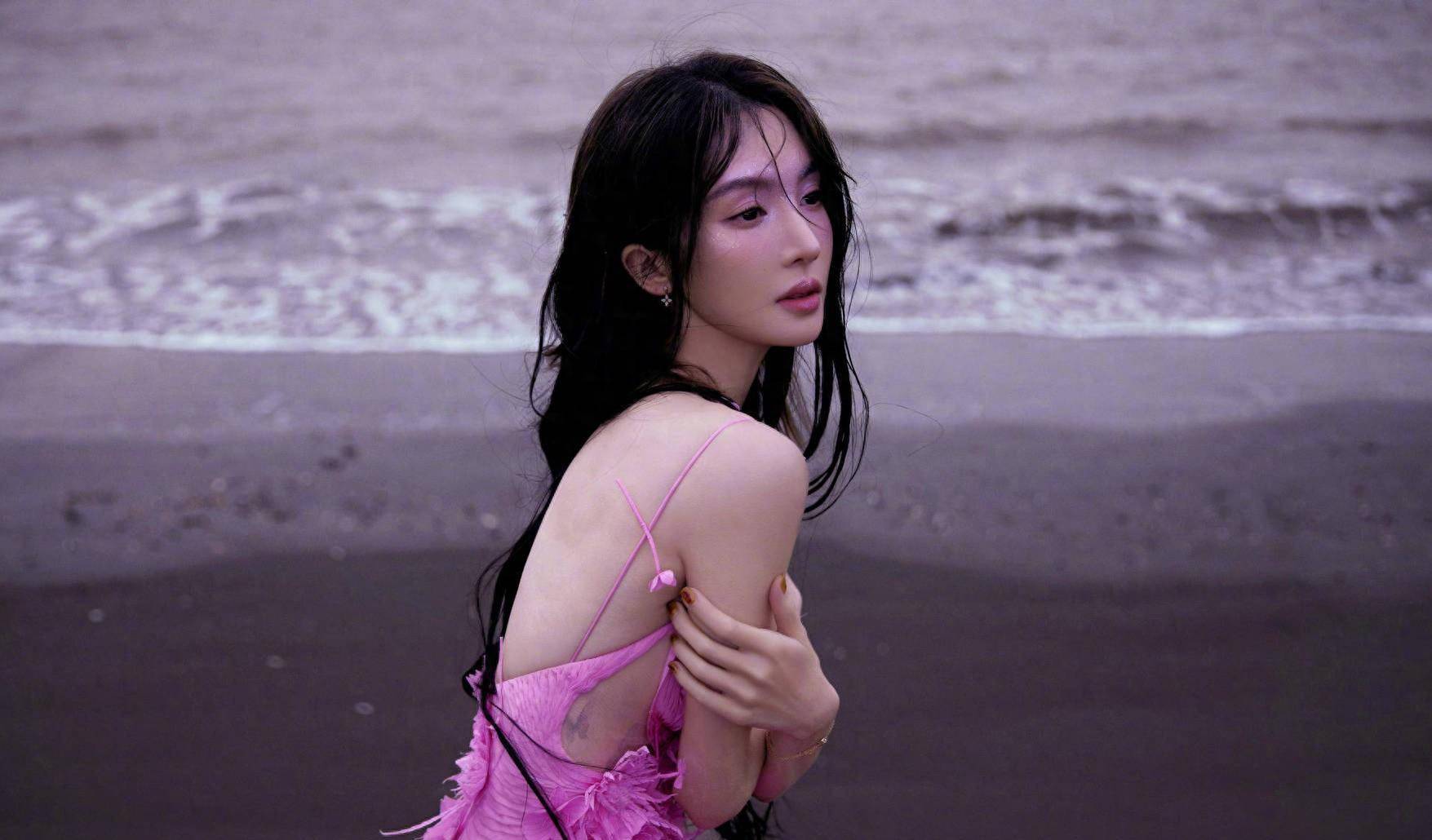 金晨作为当今中国影视界的闪亮明星,一直以其身手和独特的颜值备受影