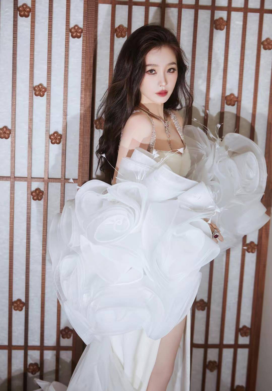 虞书欣 白色羽毛开衩长裙 美丽得令人心动_时尚_的设计_衣服