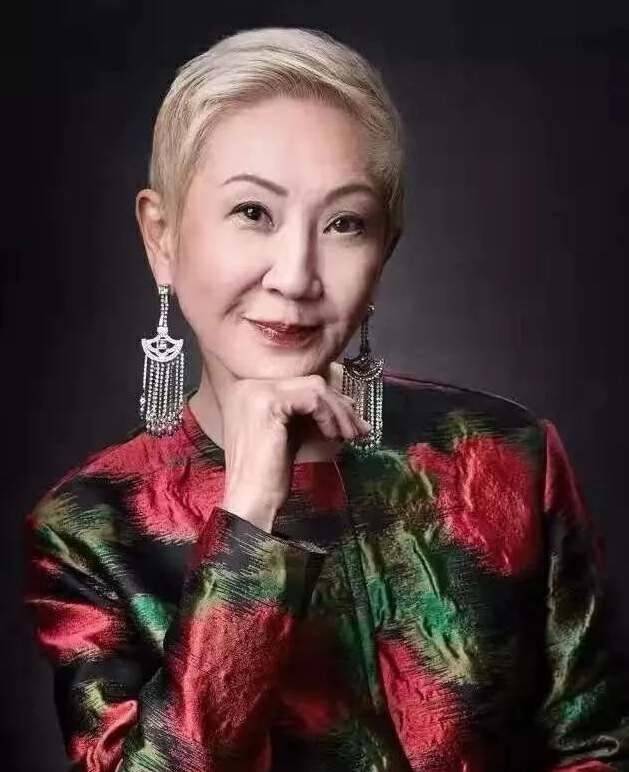 72岁的施南生身姿轻盈,穿旗袍配短发飒爽大气,完全看不出年龄_魅力