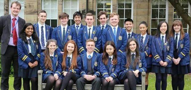 和英国一比差距太大,但更适合学生_制度_西装_绅士