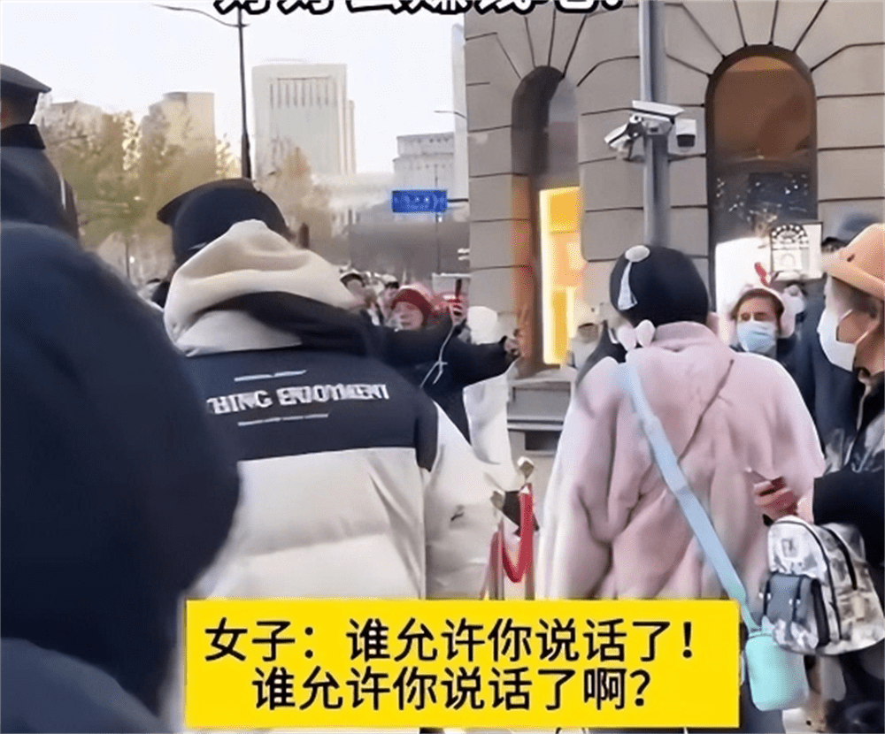 央視軍事發聲後,挑釁站崗哨兵女子身份被查,果然有情