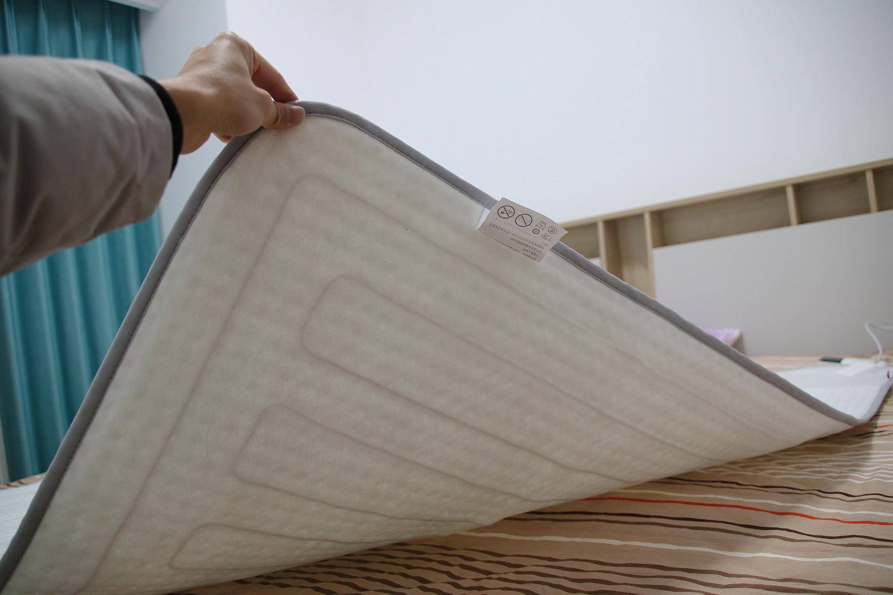 电热毯最让人关注的还是它的安全性,比如电热毯是否会漏电,有没有辐射