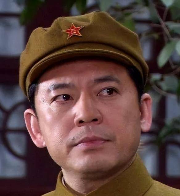 何政军:演《亮剑》中的赵刚多次喝醉,生活中他给老婆钉纽扣_刘燕铭