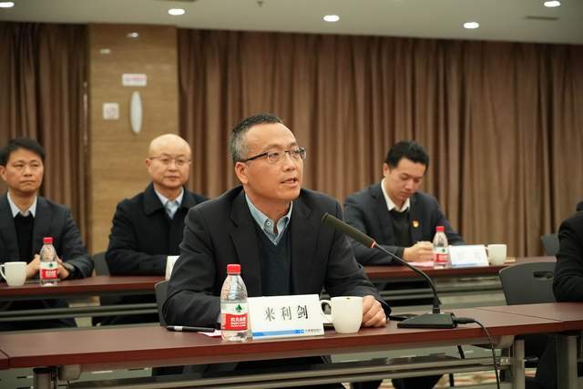 签约仪式上,建设银行湖州分行党委书记来利剑与吴兴区区委常委,织里镇