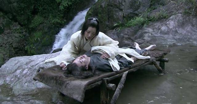 而是一直追随着吕布,在《新三国》中我们甚至能看到貂蝉对吕布的深情