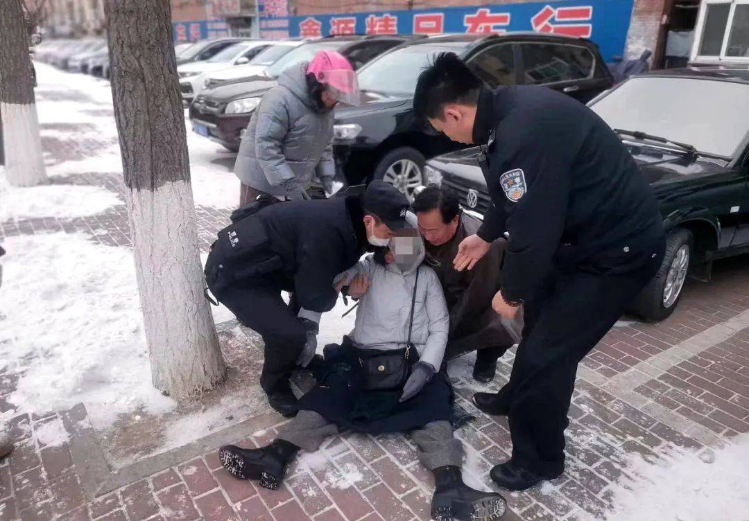 葫蘆島風雪中的一幕_巡邏_老人_群眾