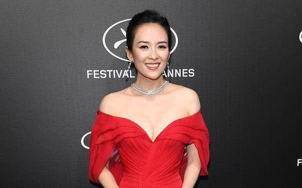 章子怡带女儿逛街,小腹隆起被疑怀三胎,本人回应让人意外!