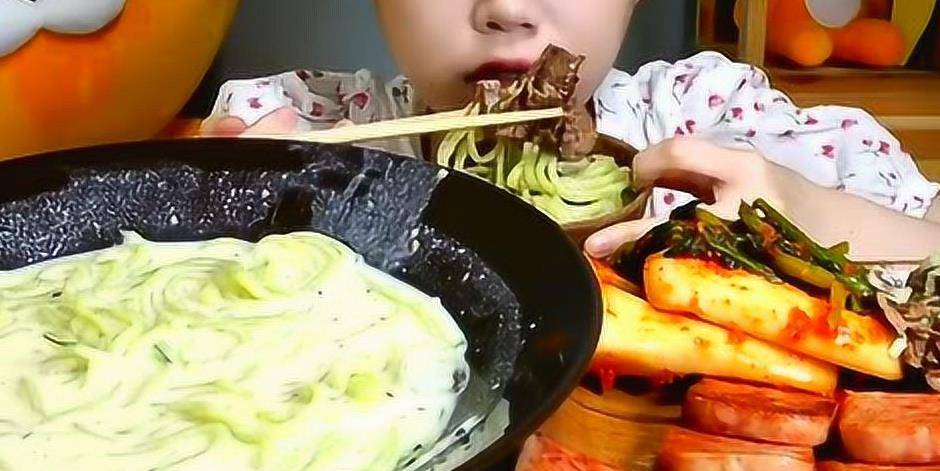 深夜,"大胃王"吃播又回来了!