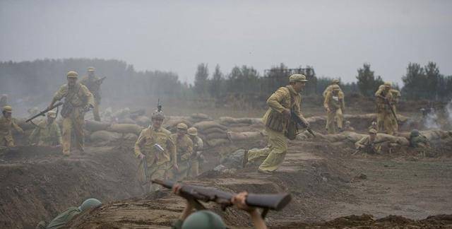 打仗時,士兵們為什麼寧願被俘也不敢躺下裝死,原因不難理解_戰場_督軍