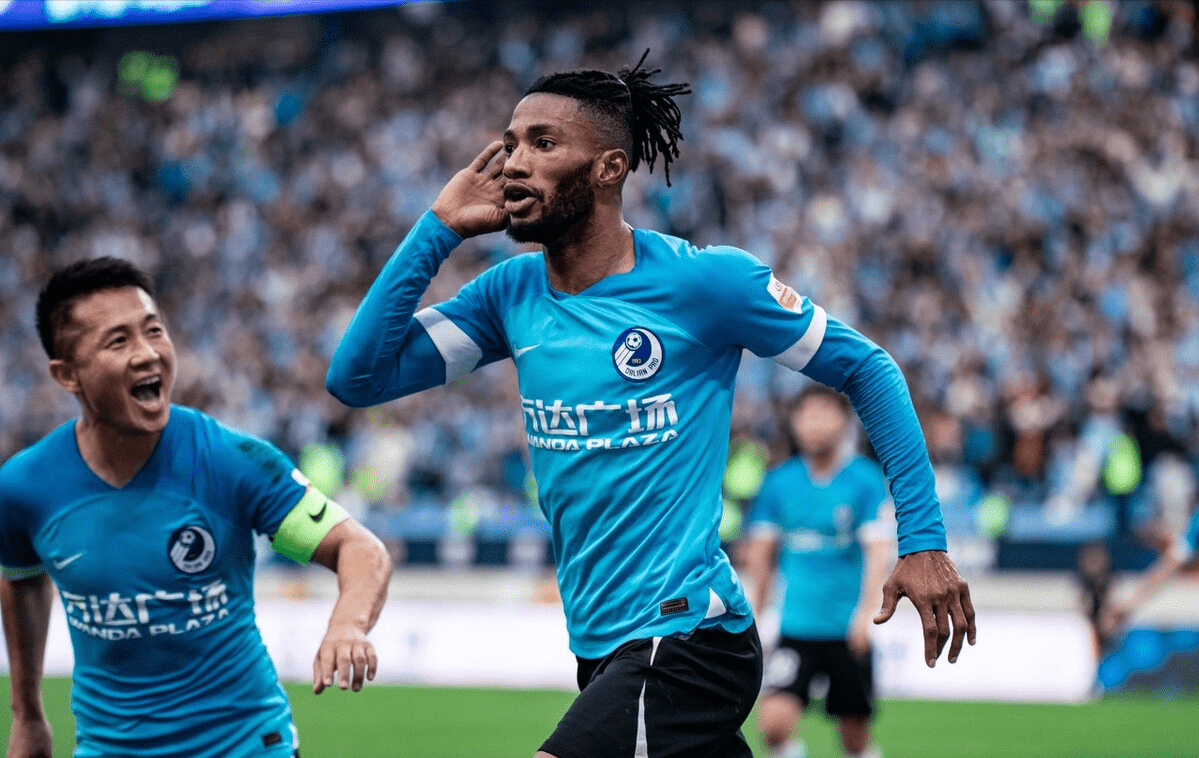 曼佐基恢复训练,身穿大连人队球衣!