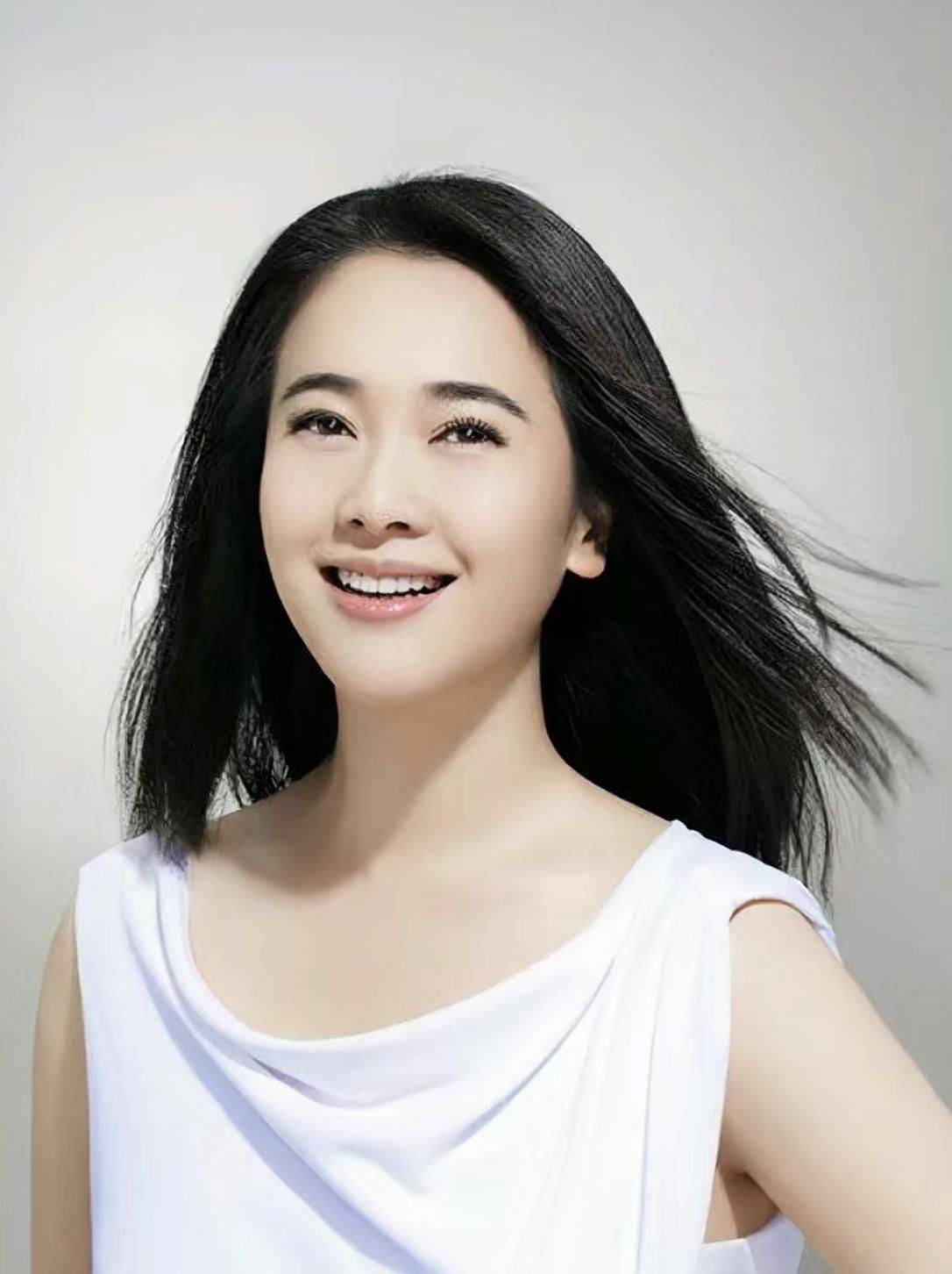 左小青,任程伟私下聚会引发热议:公众人物行为规范与嗜酒的危害_明星