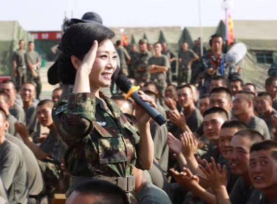 女軍人都唱《妻子》,譚晶嫁年輕科學家,李丹陽大校